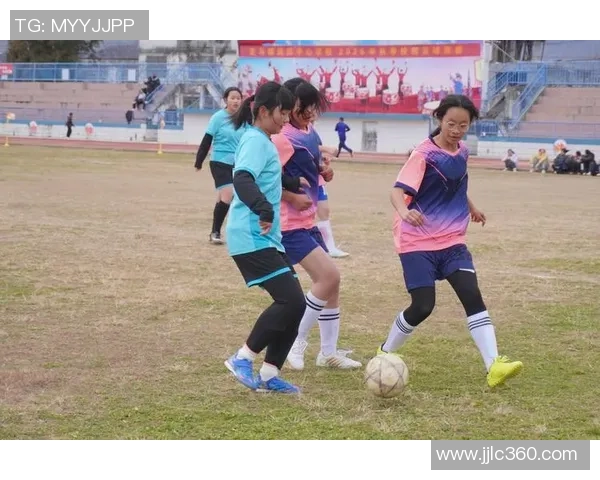 绿茵闪耀巨星风采展现足球英雄拼搏与荣耀瞬间 绿茵闪耀巨星风采展现足球英雄拼搏与荣耀瞬间