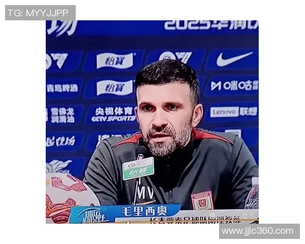 足球球星迟到风波引发争议 教练怒斥球队纪律松懈影响比赛状态